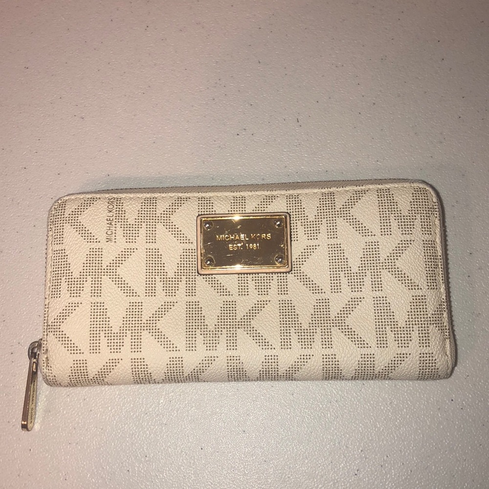 Michael kors wallet. Used